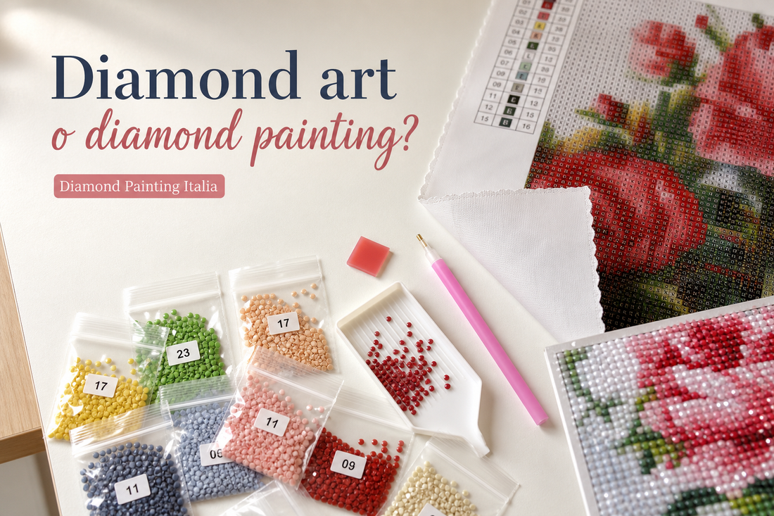 Kit diamond art con tela adesiva, diamantini colorati, penna e vassoio su un tavolo da lavoro
